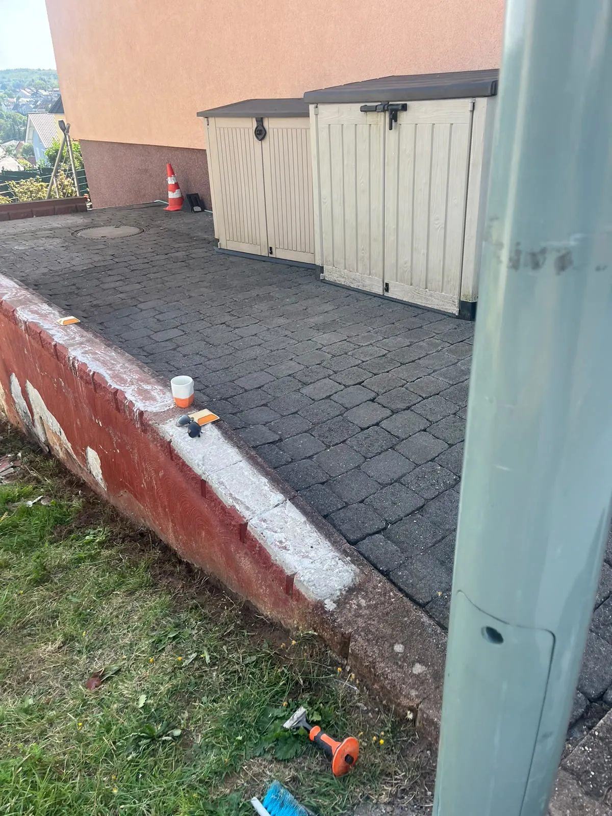 Terrassenwand verkleiden – Vorher