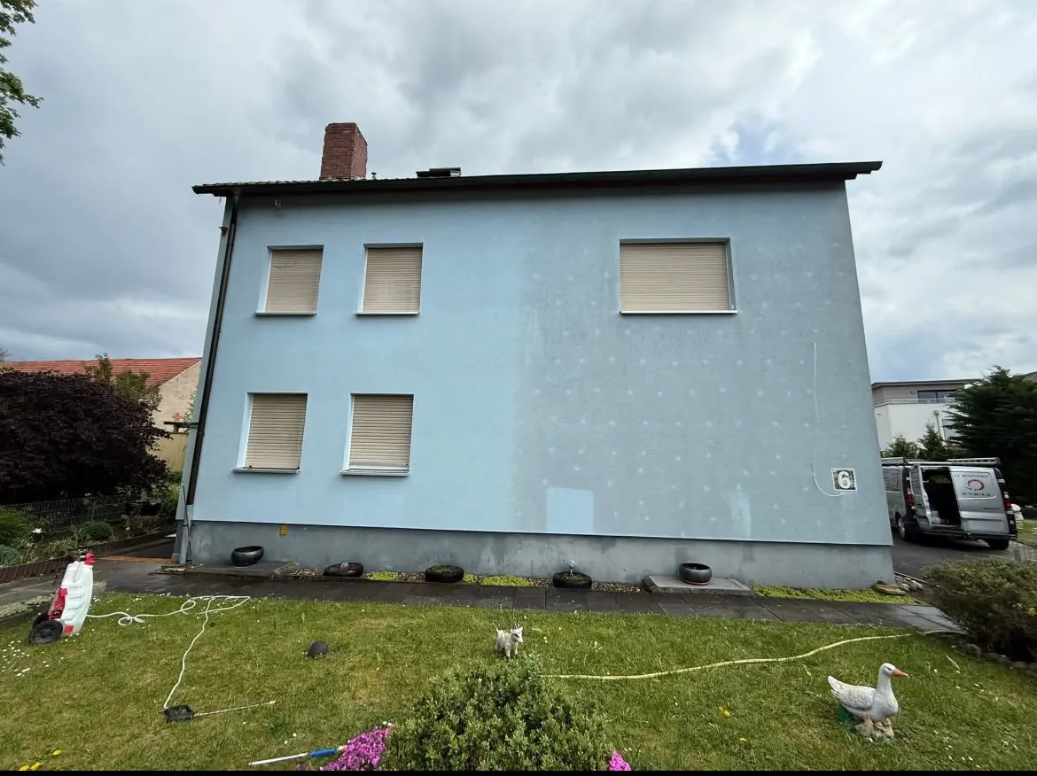 Fassade in frischem Blau – Vorher